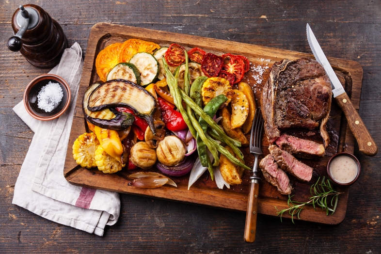 Letnie grillowanie – czy trzeba marynować mięso?